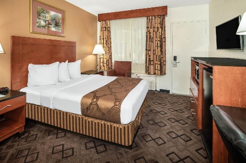 Travelodge by Wyndham Burbank-Glendale image 1