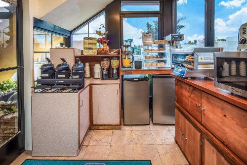 Travelodge by Wyndham Burbank-Glendale image 3