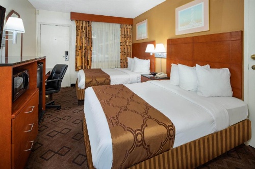 Travelodge by Wyndham Burbank-Glendale image 5